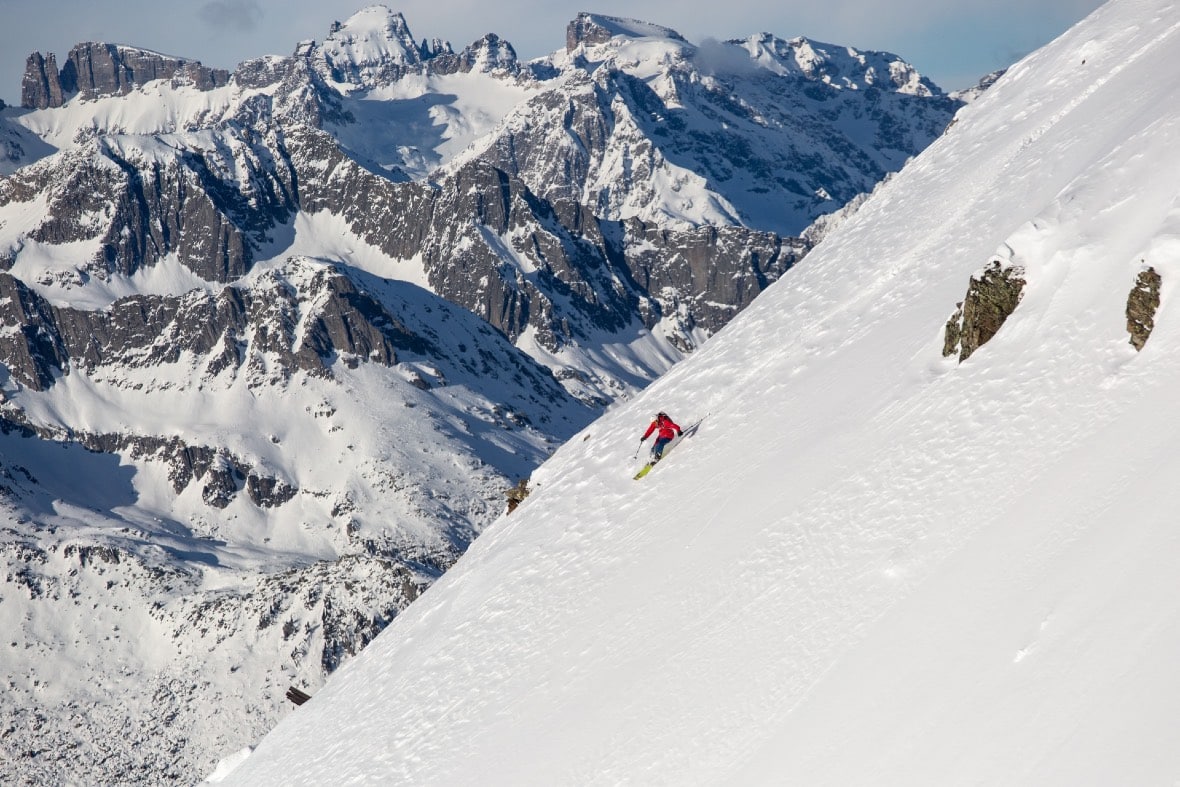 Andermatt_skier_off-piste_Gemsstock-2 © Andermatt Tourism
