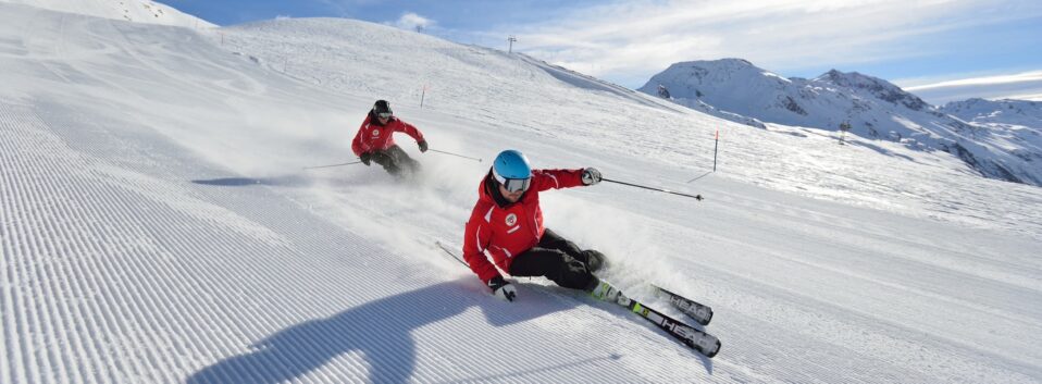 Andermatt_Swiss_Skischool_instructors_carving © Andermatt Tourism